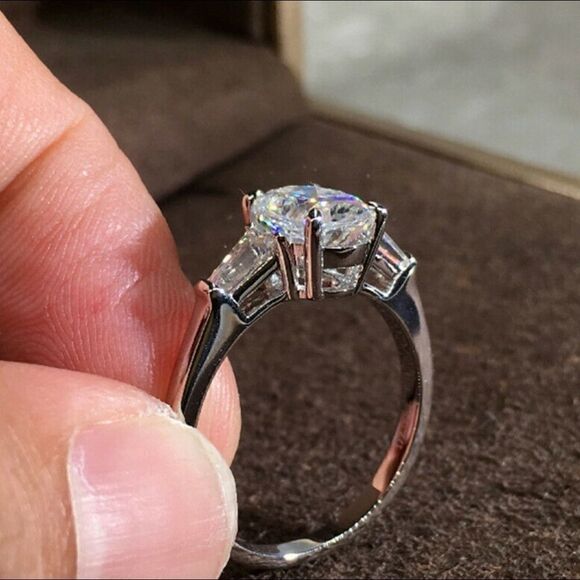 Gorgeous 925 Silver Rings Oval CZ Diamond Ring with side Baguettes - Picture 4 of 5